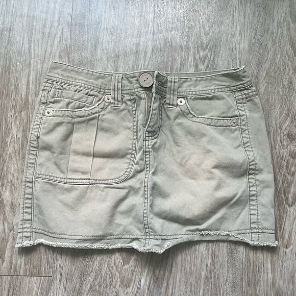 🥀Vintage Tommy Jeans denim skirt 🥀Size 5/fits like a 25-26 🥀Amazing condition - Picture 1 of 4